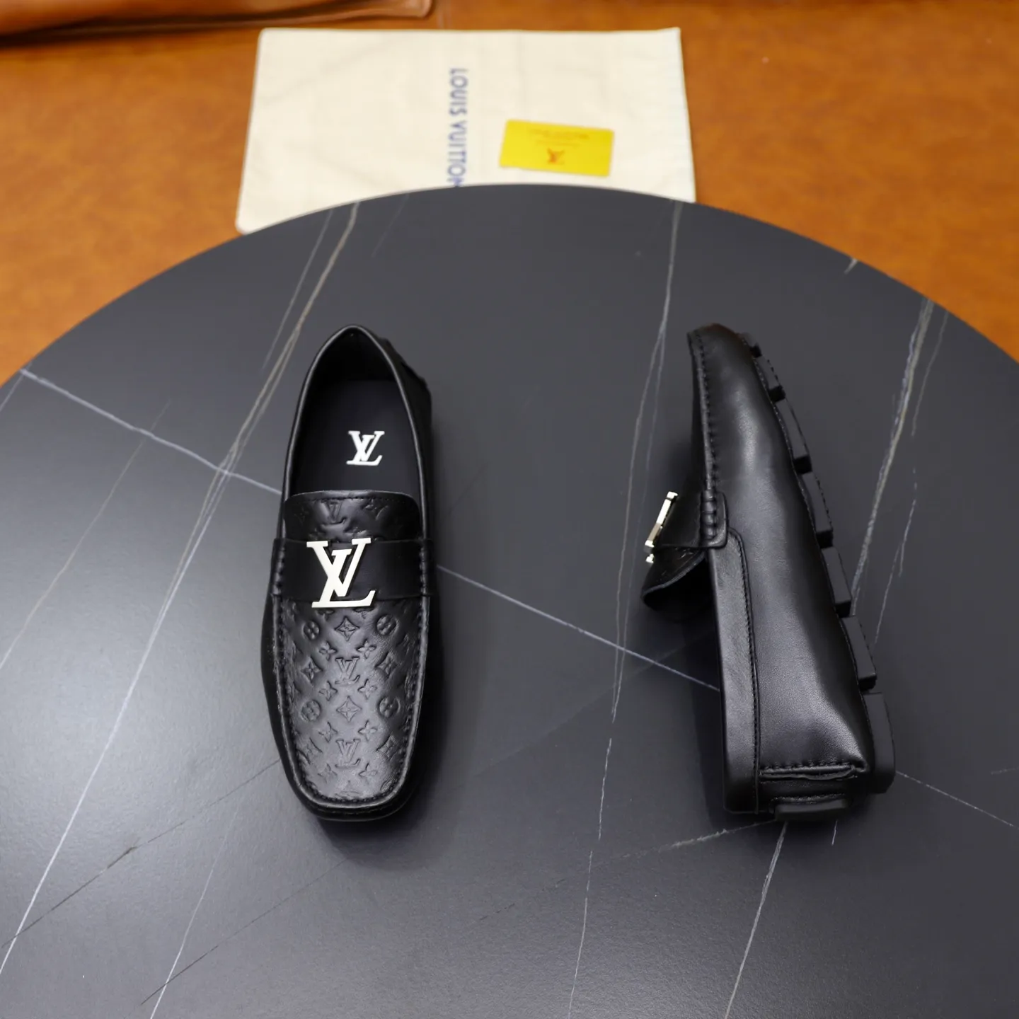 Ex-factory price: 480💰【LV】Louis Vuitton ⚠️High-end men’s driving and pedal series ⚠️38-44 (customized for 45) ⚠️All original cowhide leather! Thick and soft! Made entirely of calfskin lining! Rubber sheet anti-slip beanie sole! Three-dimensional package technology! Fashionable and classic! Handicrafts! Original high quality! Feel free to compare!